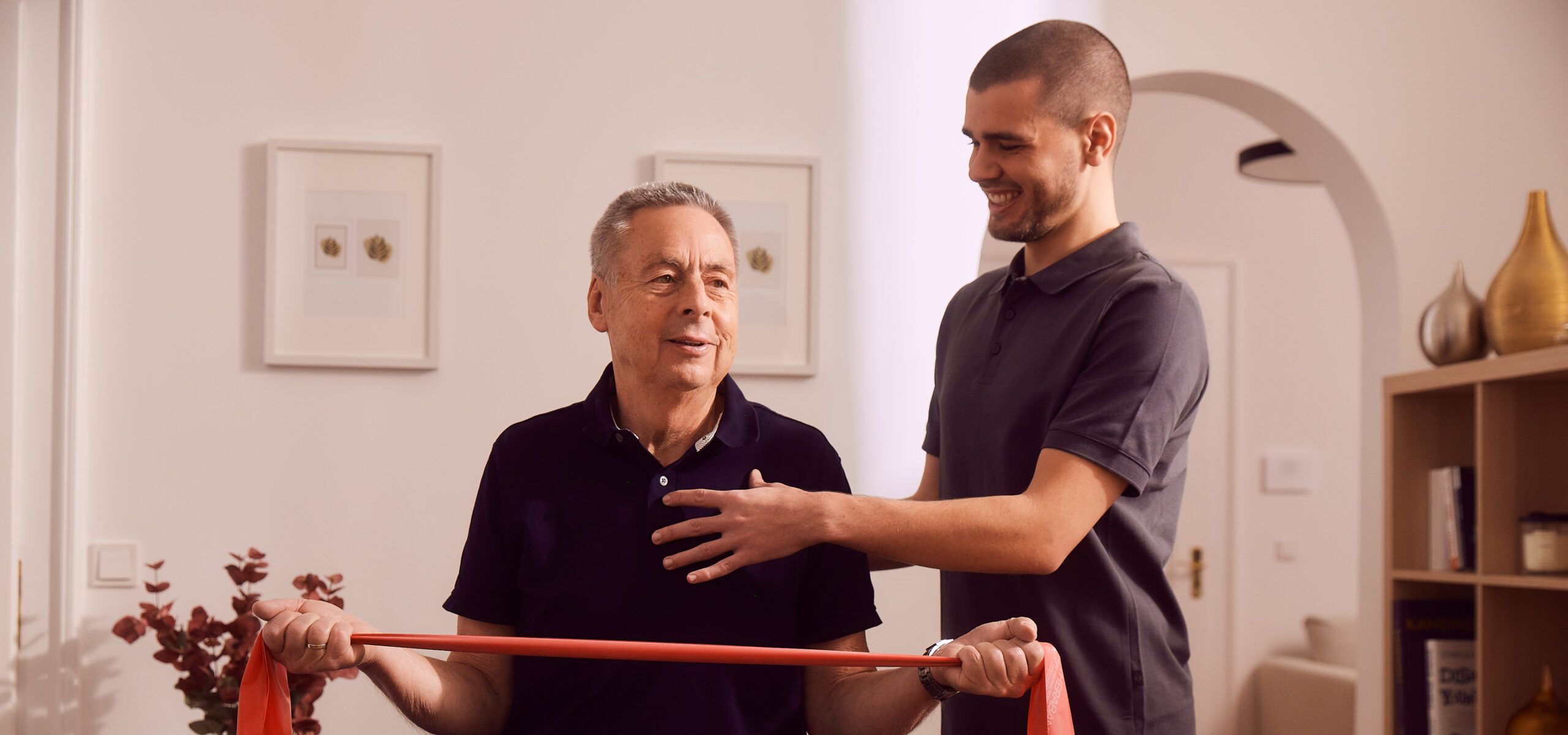 Individuelle physiotherapeutische Behandlung bei Ihnen zu Hause – ideal, wenn ein Praxisbesuch nicht möglich ist. Wir bringen die Therapie zu Ihnen!