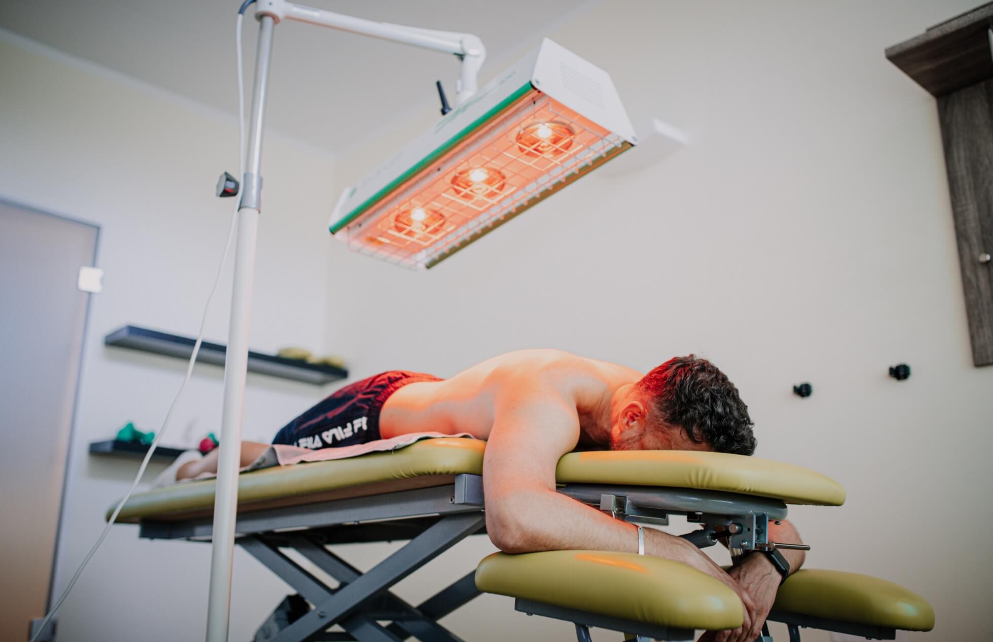 Fördert die Durchblutung, entspannt Muskeln und lindert Schmerzen. Ideal bei Verspannungen, chronischen Beschwerden oder zur Unterstützung anderer Therapien.