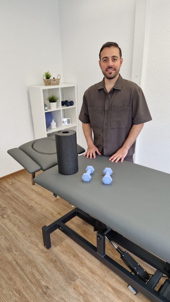Physiotherapeut Haydar Karakaya in der Praxis Physiotherapeut Haydar Karakaya im Behandlungsraum mit Therapiegeräten.